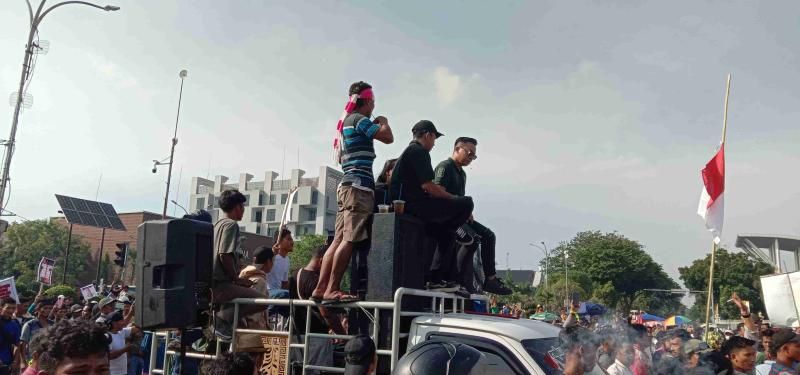 Aksi Lanjutan, Ribuan Massa Tolak Relokasi dari TNTN